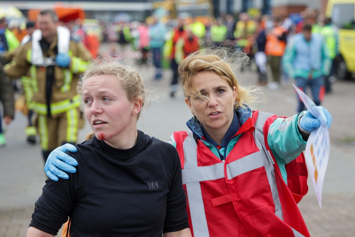 Hulpverlener met een slachtoffer tijdens een groot incident (Livex oefening 2024)