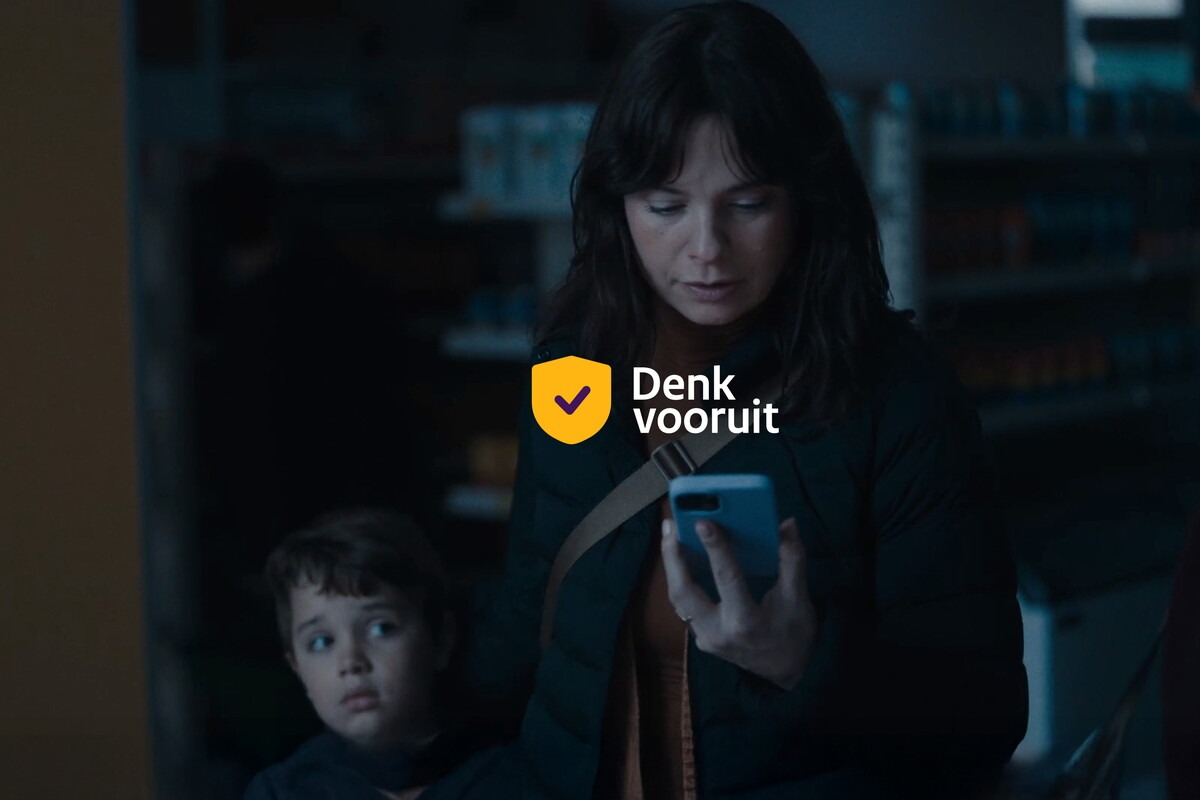 Moeder en zoontje in winkel tijdens stroomuitval met het logo Denk vooruit