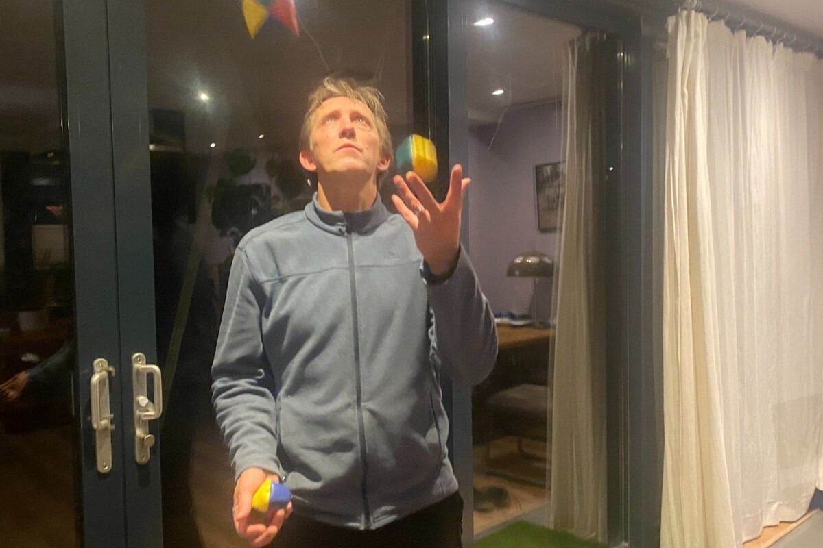 Harm Balk aan het jongleren