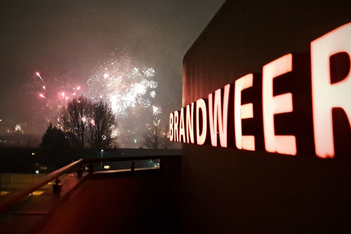 Uitzicht brandweer kazerne met vuurwerk op de achtergrond