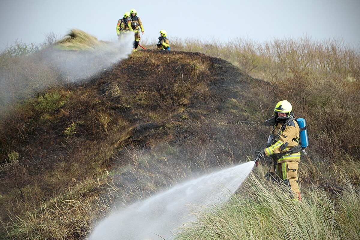 Brandweer blust brand in de duinen