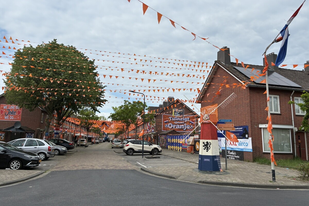 Straat in Nederland versierd met oranje vlaggen voor het WK voetbal