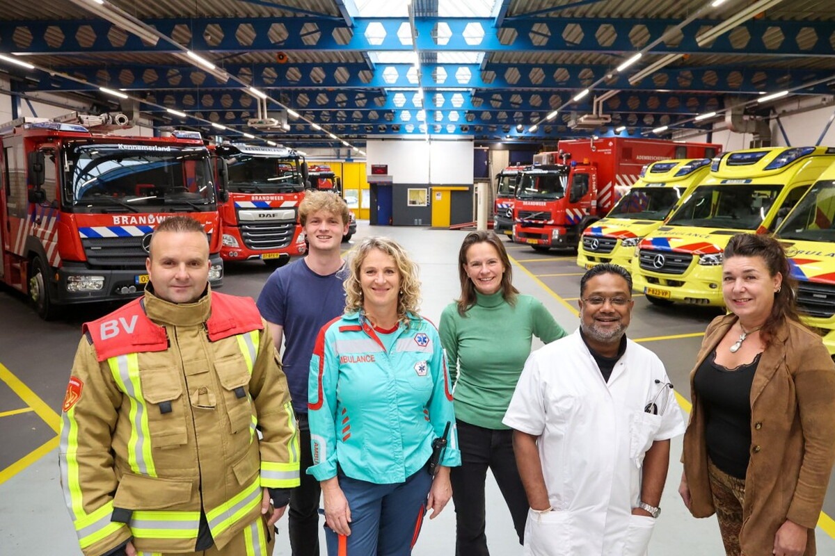 Groep verschillende collega's in de uitrukhal