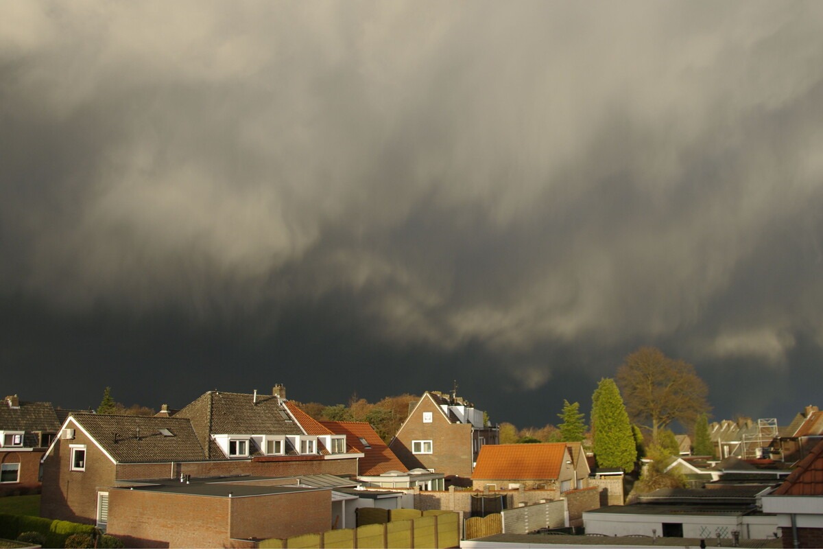 Donkere lucht boven daken in woonwijk - storm