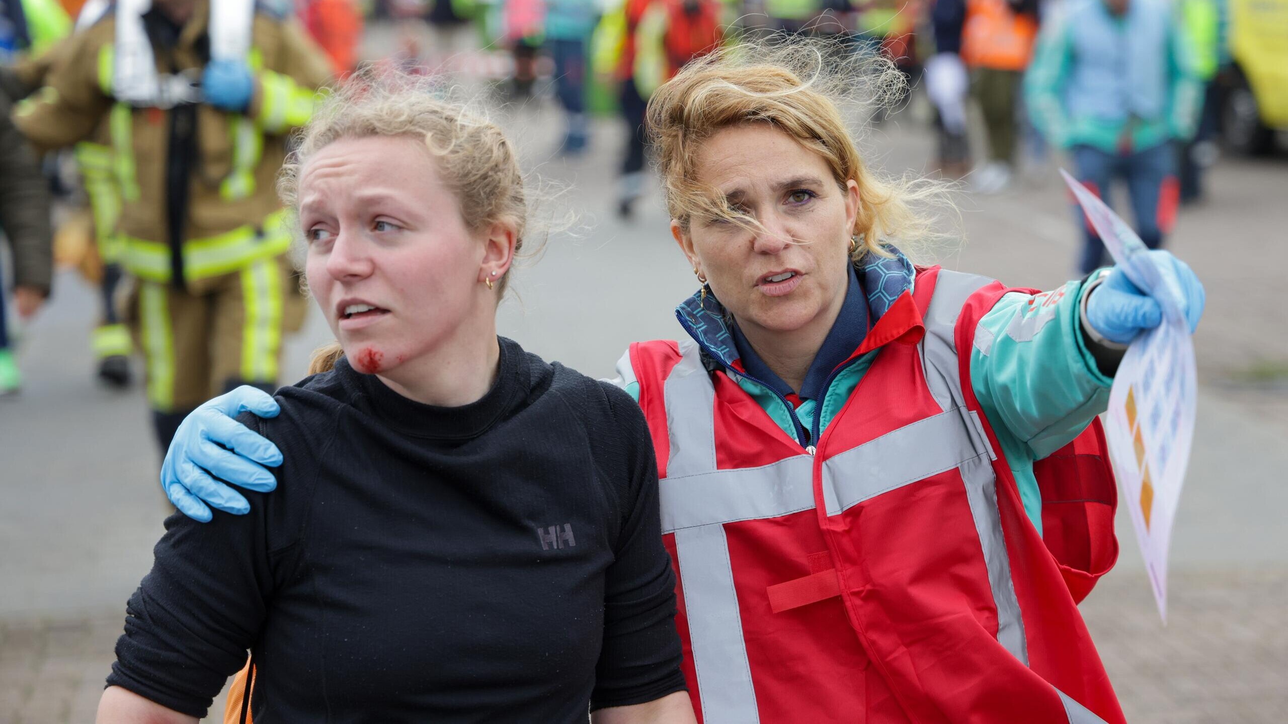Hulpverlener met een slachtoffer tijdens een groot incident (Livex oefening 2024)