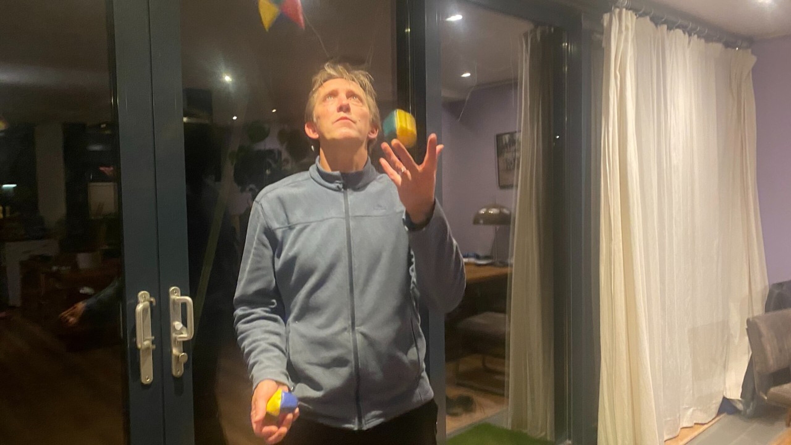 Harm Balk aan het jongleren