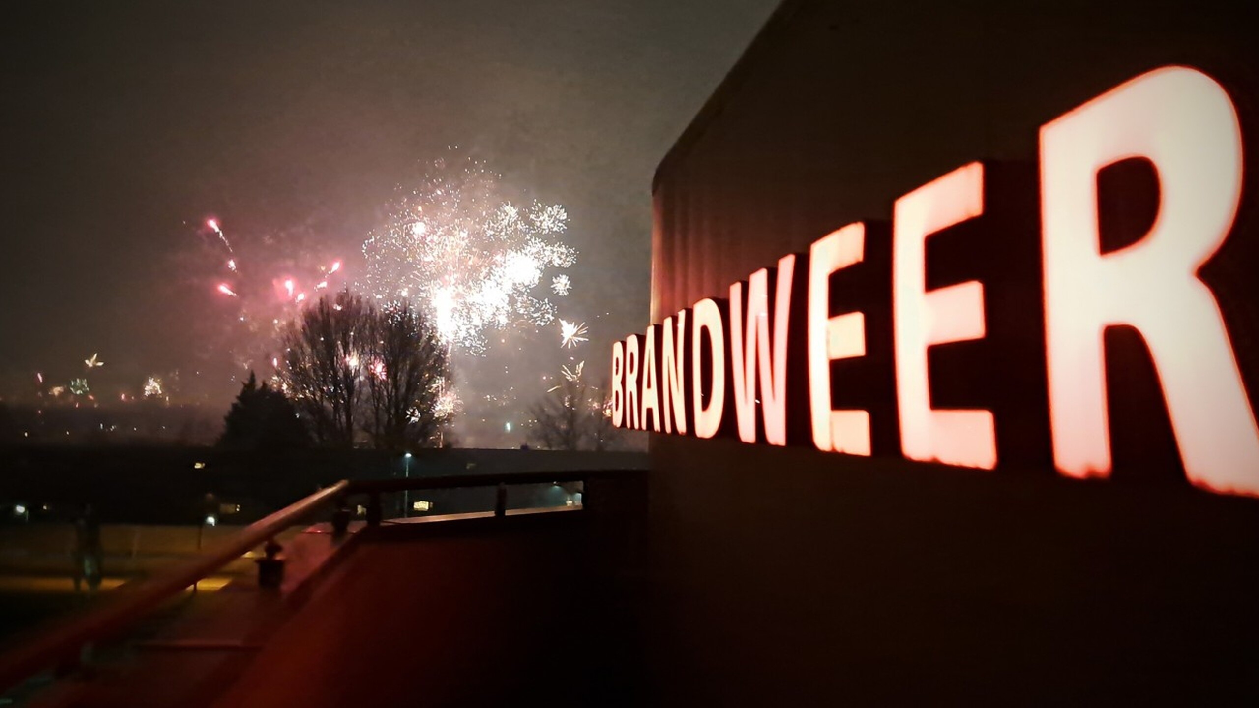 Uitzicht brandweer kazerne met vuurwerk op de achtergrond