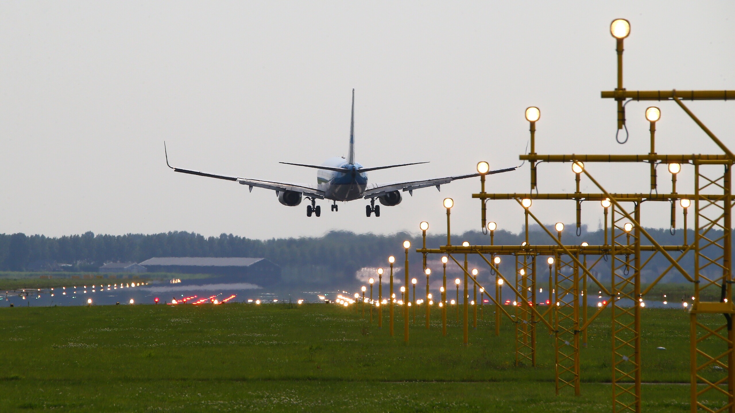 Vliegtuig landt op landingsbaan Schiphol