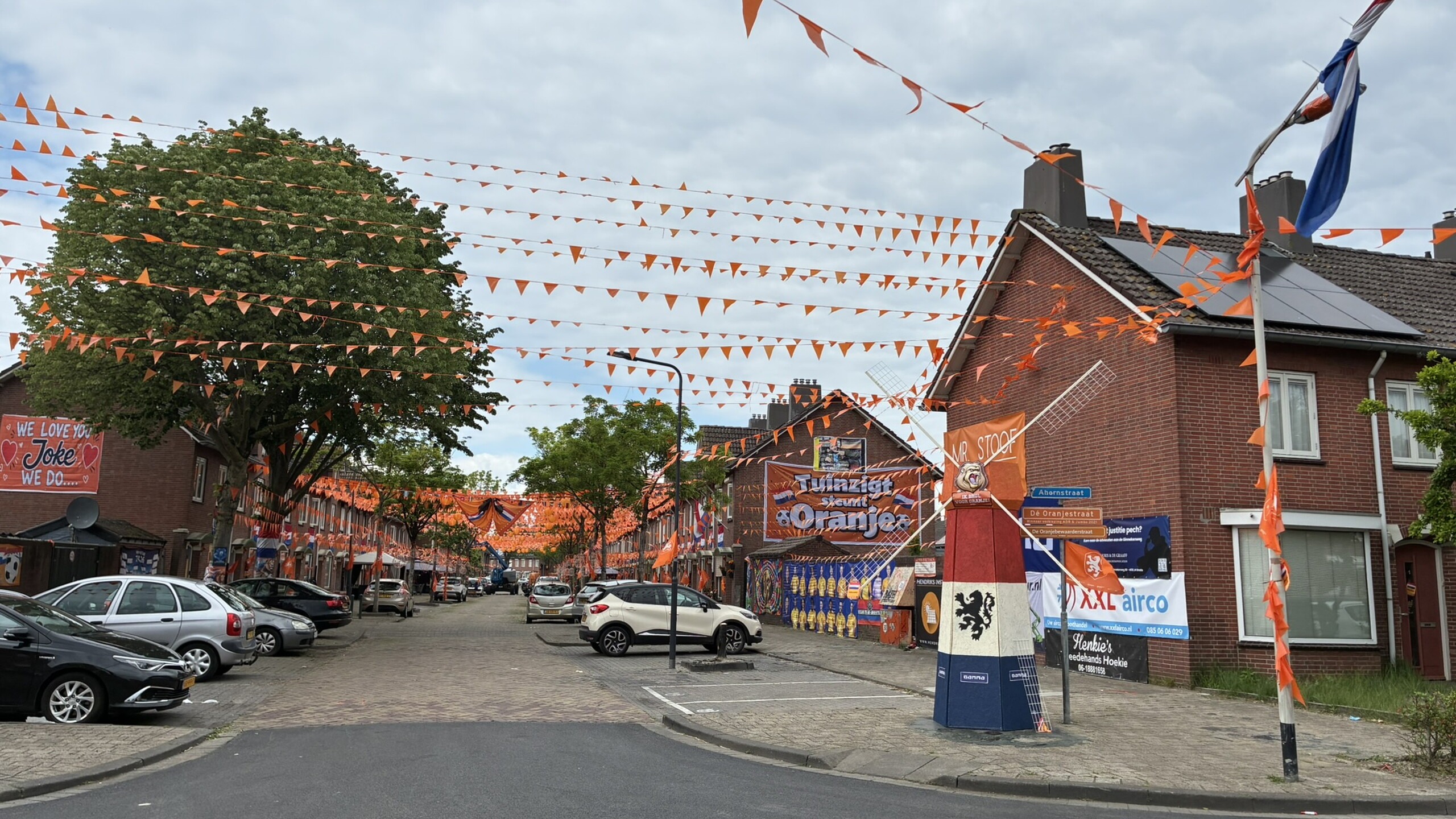 Straat in Nederland versierd met oranje vlaggen voor het WK voetbal