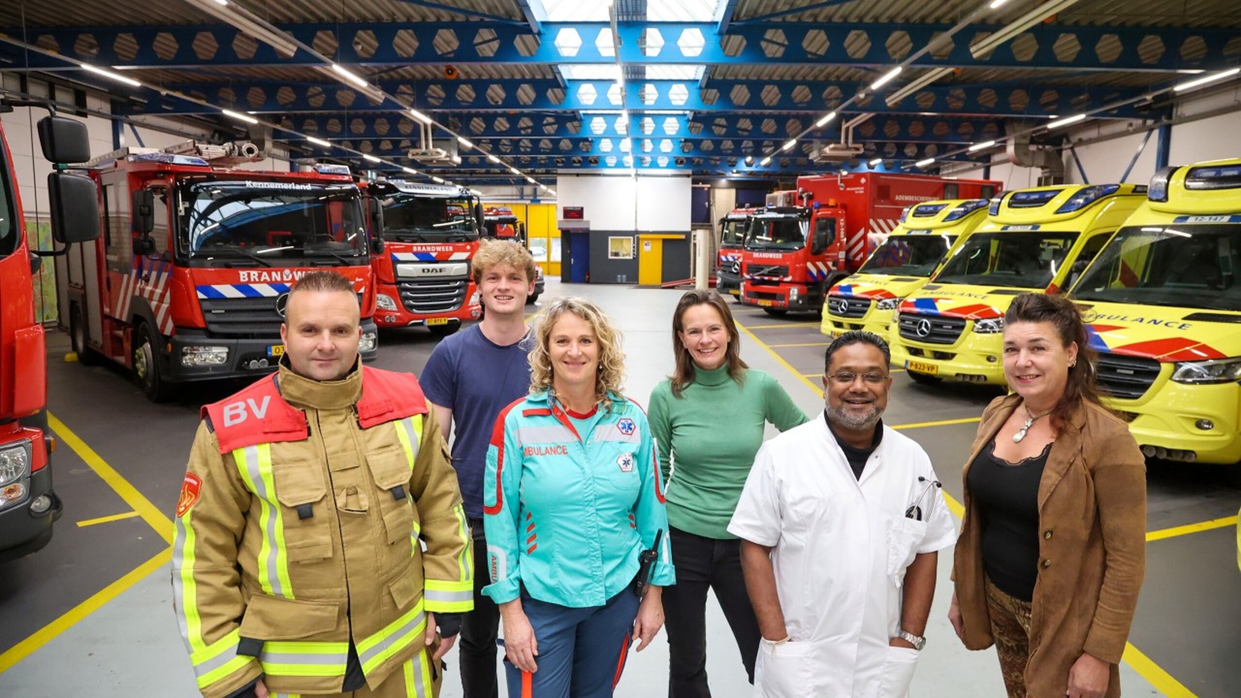 Groep verschillende collega's in de uitrukhal