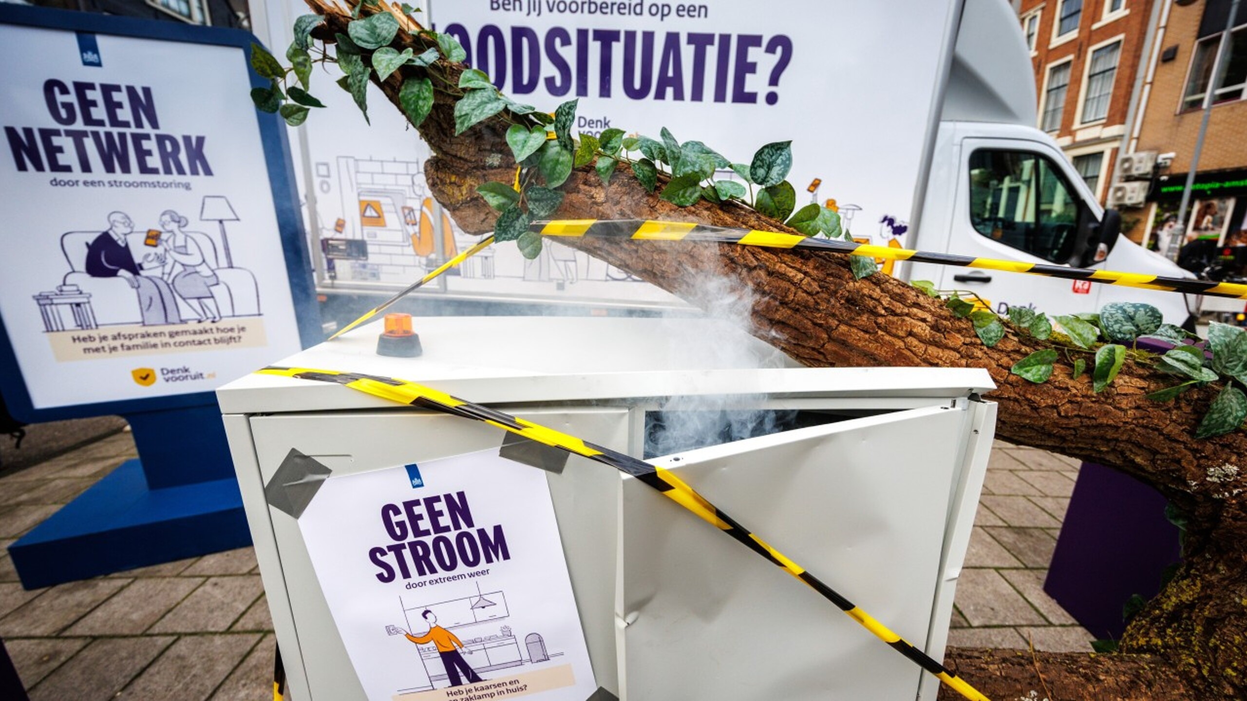 Gevallen boom op een stroomkast